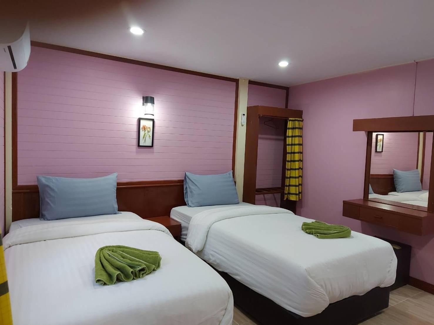 Haad Somboon House Hotel Bang Saphan Bagian luar foto