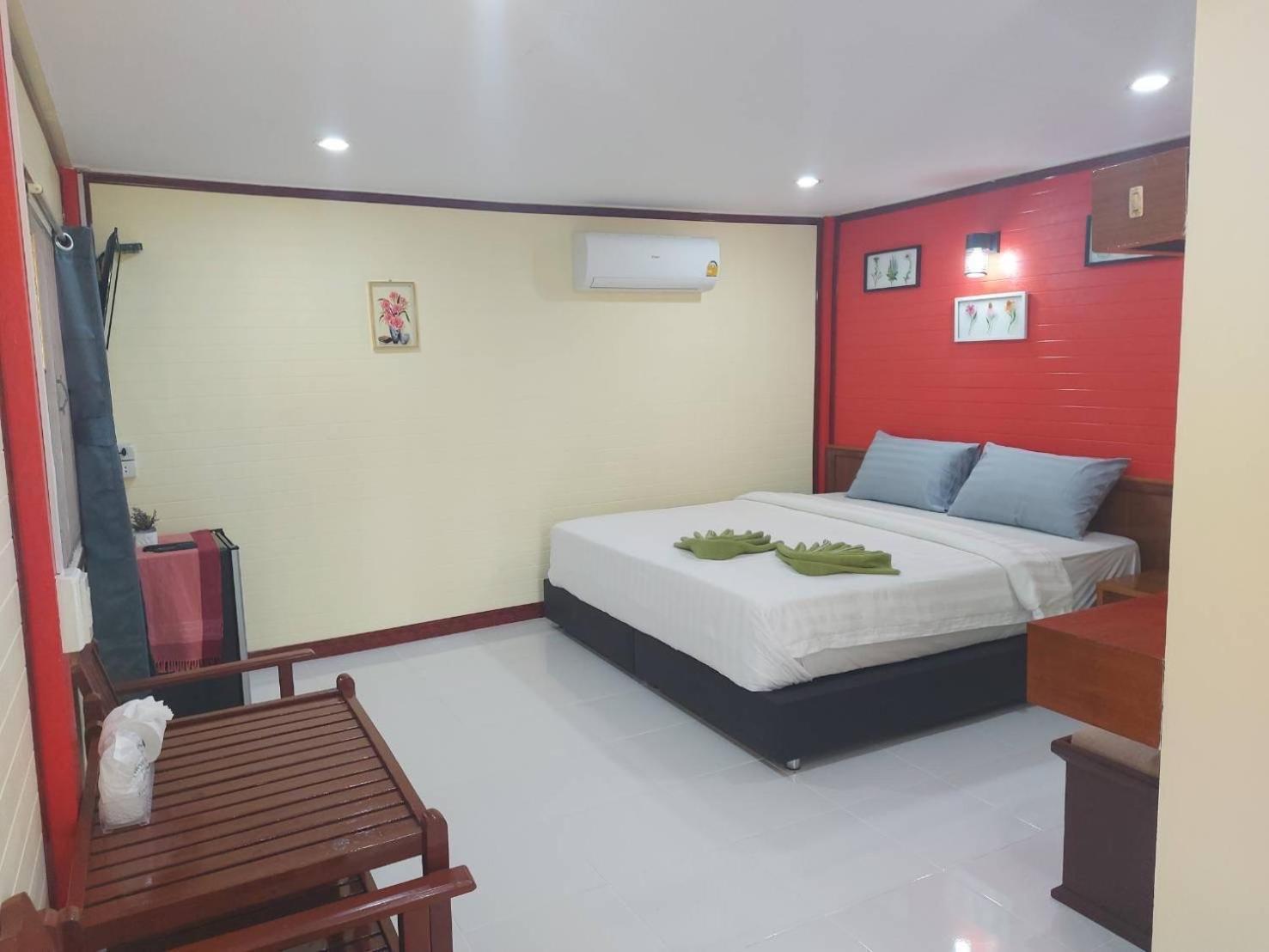 Haad Somboon House Hotel Bang Saphan Bagian luar foto