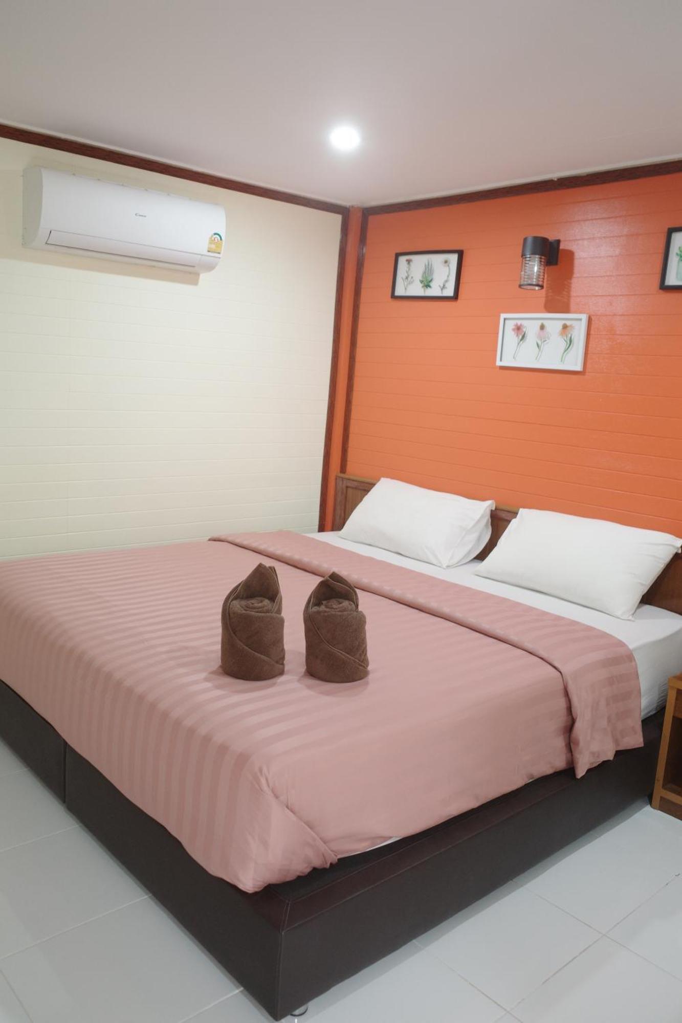 Haad Somboon House Hotel Bang Saphan Bagian luar foto