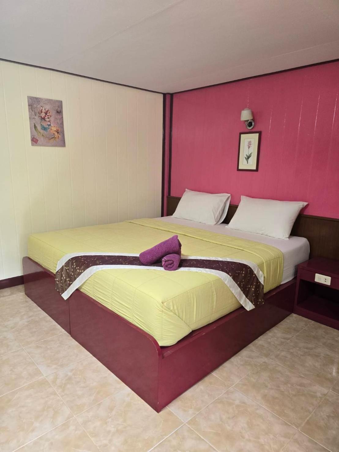 Haad Somboon House Hotel Bang Saphan Bagian luar foto