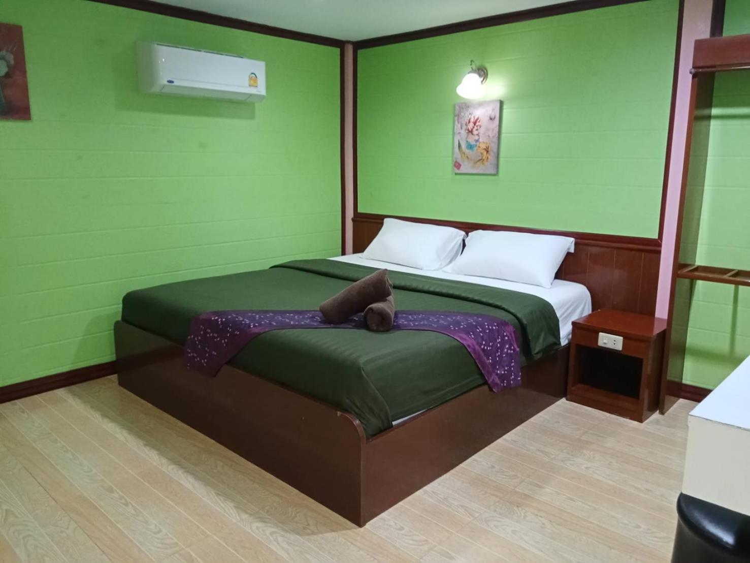 Haad Somboon House Hotel Bang Saphan Bagian luar foto