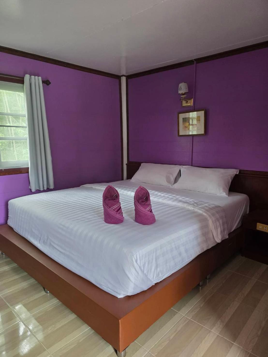 Haad Somboon House Hotel Bang Saphan Bagian luar foto