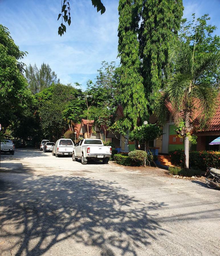 Haad Somboon House Hotel Bang Saphan Bagian luar foto